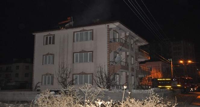 Sorgun’da 3 katlı bir binanın çatı katında yangın çıktı