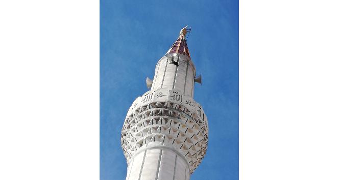 Kırşehir’de minarenin hoparlörüne takılan karga kurtarıldı