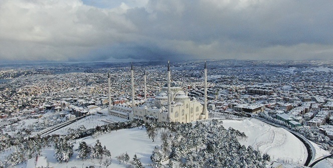 Beyaz örtüyle kaplanan Çamlıca Camii hayran bıraktı
