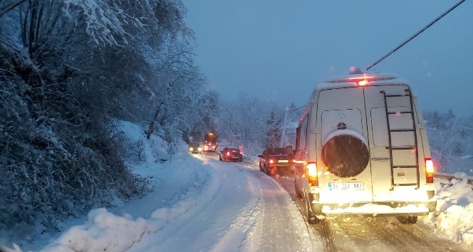Kastamonu-Bartın karayolu kar yağışı nedeniyle ulaşıma kapandı