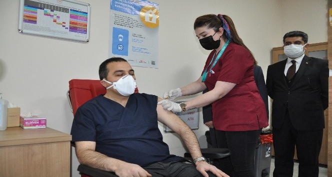 Vali Türker Öksüz’e Kovid-19 aşısı yapıldı