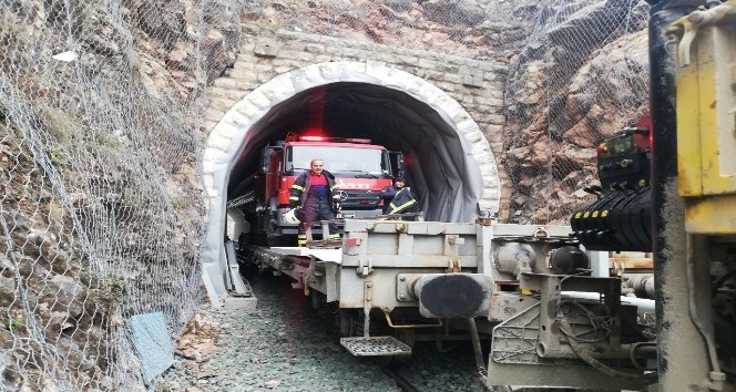 İtfaiye aracı tüneldeki yangına vagonla demiryolundan ulaştı