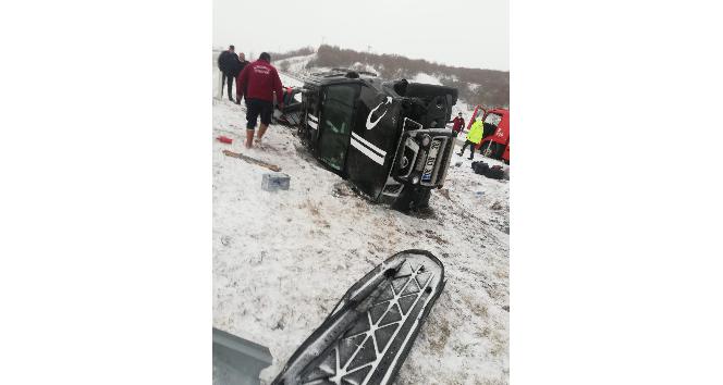 Çorum’da karda kayan araç devrildi: 2 yaralı