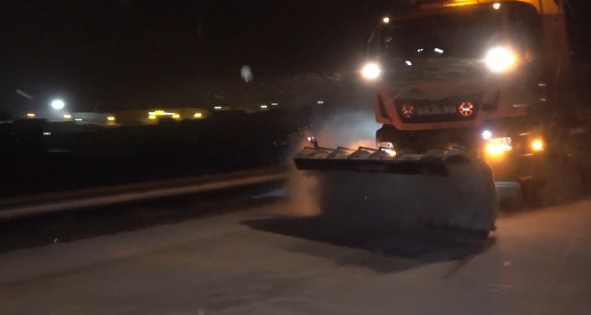 Kırıkkale’de yol küreme ve tuzlama çalışmaları sürüyor