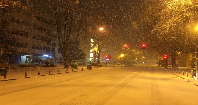 Yoğun kar yağışının devam ettiği Anadolu Yakasında Bağdat Caddesi beyaza büründü
