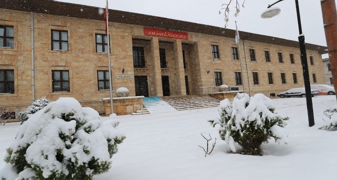 Amasya’da eğitime bir günlük kar engeli