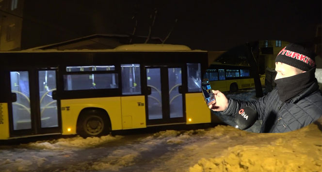 Sancaktepe’de İETT otobüsü mahsur kaldı: Vatandaş canlı yayın yaptı