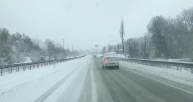 Kar yağışı Yalova’da da etkili oluyor. Araçlar buzlanan yollarda kaldı