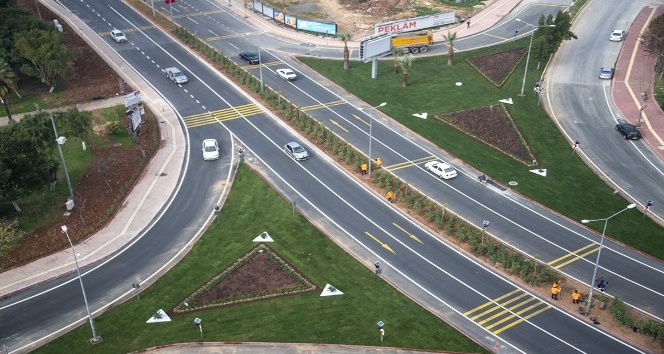 Katlı kavşak peyzaj düzenlemesi ile renkleniyor