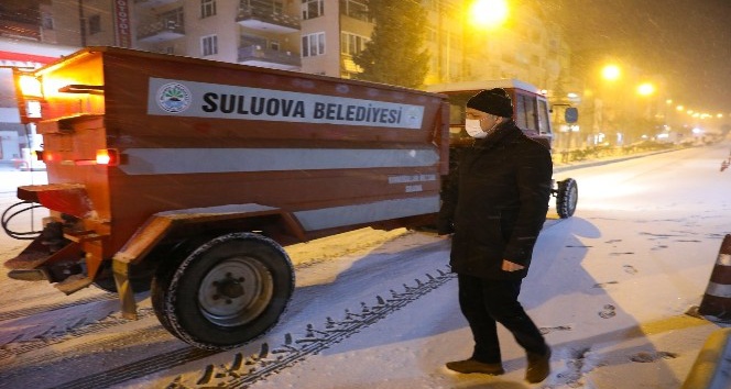 Suluova’da ekiplerin yoğun kar mesaisi