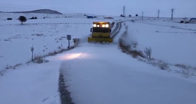 Karla kaplanan köy yolları ulaşıma açıldı: Mahsur kalan 3 araç kurtarıldı