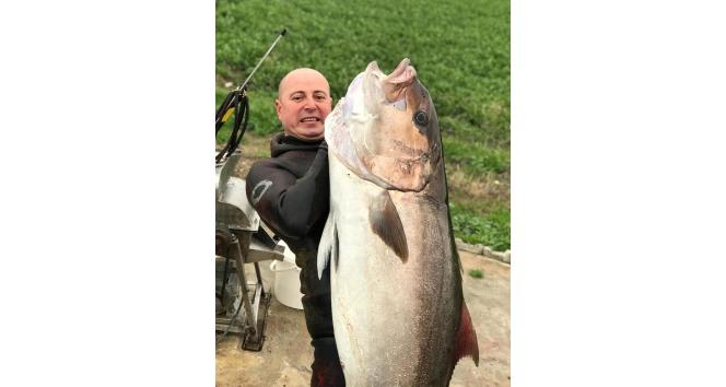 Kar, kış demedi soğuk havada zıpkınla akya avladı