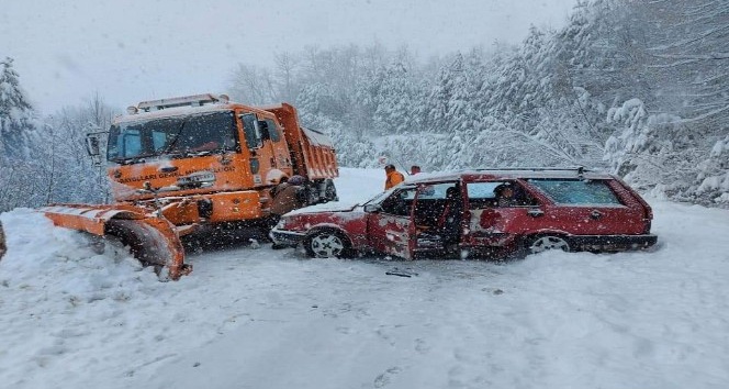 Paletli kar küreme aracı, karşıdan gelen otomobile çarptı: 3 yaralı