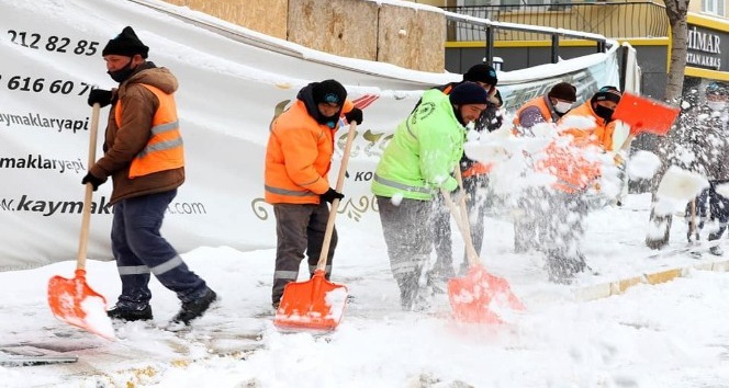 Aksaray’da karla mücadele ekipleri çalışmalarını aralıksız sürdürüyor