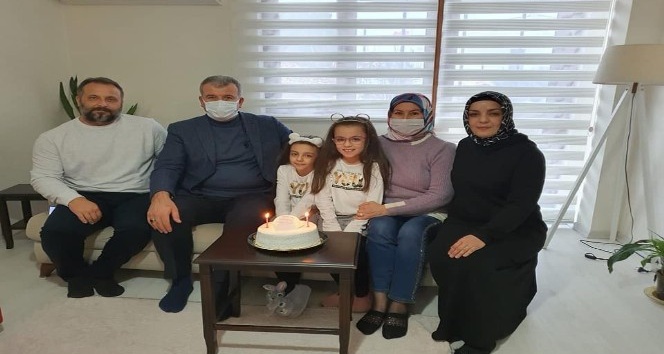 Başkan Elbi’den sürpriz doğum günü kutlaması