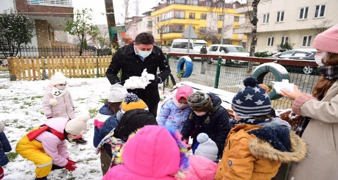 Başkan Tören, çocukların kar mutluluğuna ortak oldu