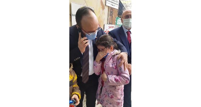 “Vali Amca” ile görüşen minik kızın mutluluk gözyaşları