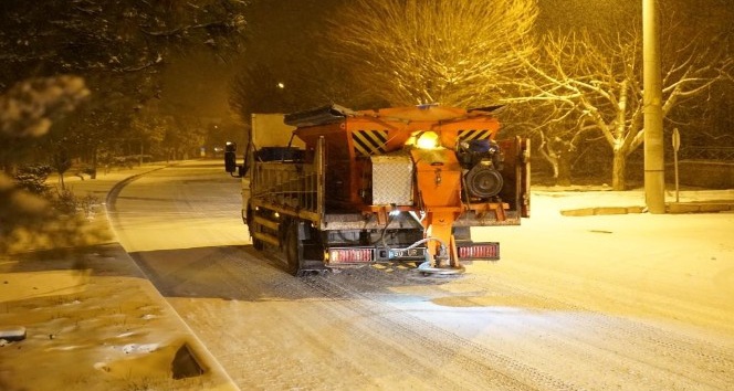 Ürgüp Belediyesi, kar küreme ve tuzlama çalışmalarını sürdürüyor