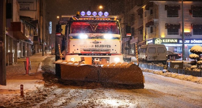 Nevşehir Belediyesi ekipleri kar mesaisini sürdürüyor