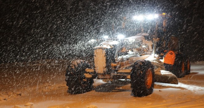 Bayburt ve Erzincan’ın yüksek kesimlerinde kar yağışı nedeniyle ulaşım güçlükle sağlanıyor