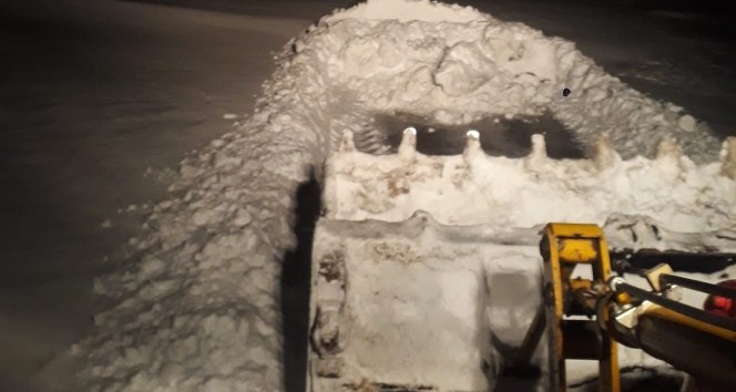 Karla mücadele ekiplerinin zorlu gece mesaisi: 5 köy yolu ulaşıma açıldı