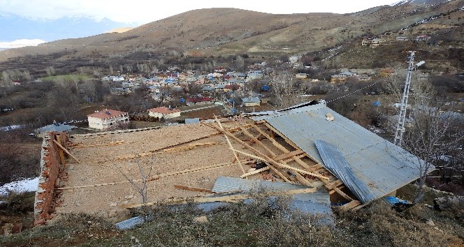 Erzincan’da fırtına bir evin çatısını uçurdu