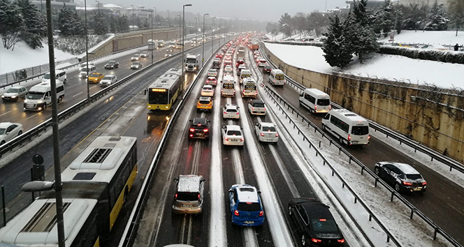 İstanbul'da etkili olan kar yağışı sonrası 15 Temmuz Şehitler Köprüsü'nde trafik yoğunluğu