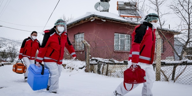 Covid-19 savaşçılarının yoğun kış şartlarında aşıyı ulaştırma serüveni