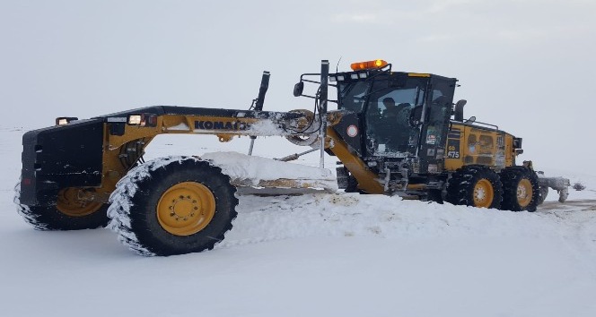 Kar ve tipi Kırşehir’de 30 köy yolunu kapattı