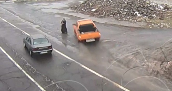 Kaza anları kamerada, yol kenarındaki kadın son anda kurtuldu