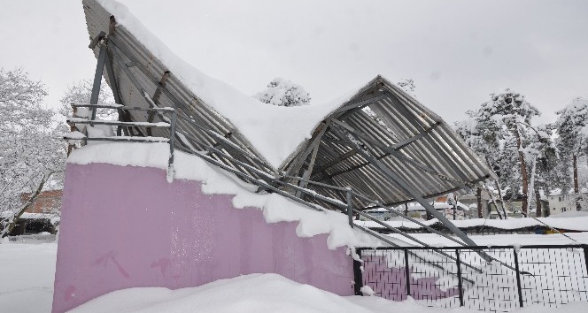 Dikmen’i kar vurdu: Kar 1 metreyi aştı, çatılar çöktü