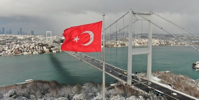 Fatih Sultan Mehmet Köprüsü'nde kar manzarası