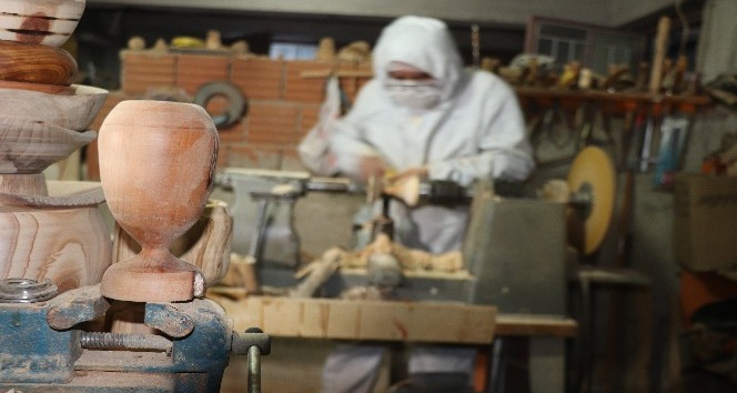 Kurumuş ağaçları sanat eserine dönüştürüyor