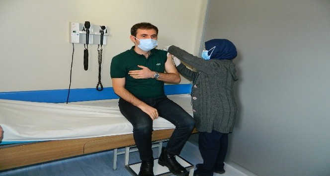 Posof Kaymakamı Murat Mete Kovit aşısını yaptırdı