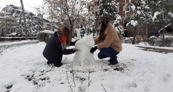 Osmancık’ta genç kızlar kardan kurt yaptı
