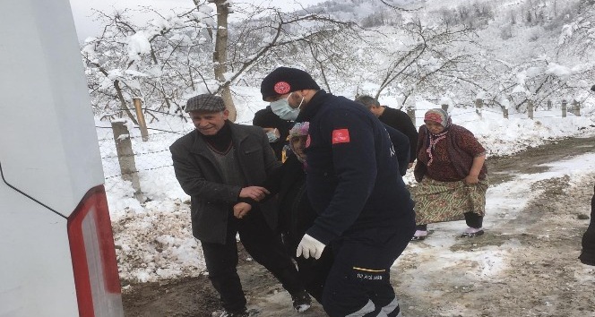 Kar yüzünden mahsur kalan hastaların imdadına 112 çalışanları yetişti