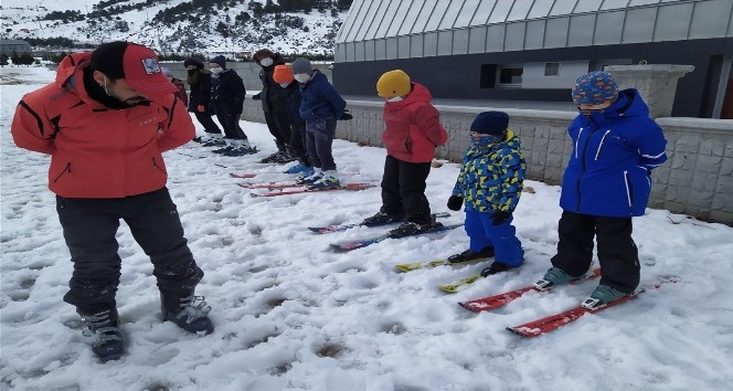 Isparta’da 450 öğrenci kayak öğreniyor