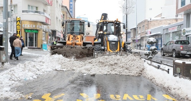 Nevşehir’de karla mücadele aralıksız sürüyor