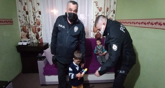 Sungurlu polisinden çocuklara hediye