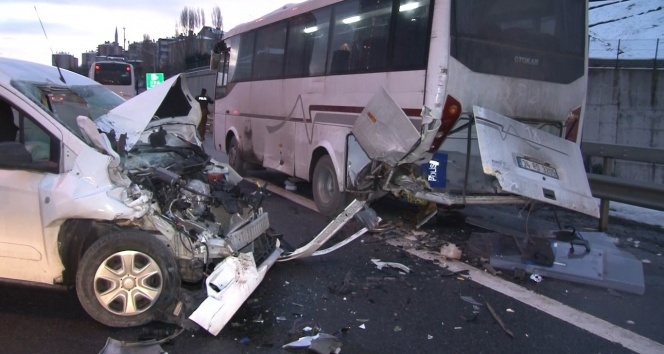 TEM Otoyolu&#039;nda ticari araç, polis çevik kuvvet minibüsüne çarptı: 1 yaralı