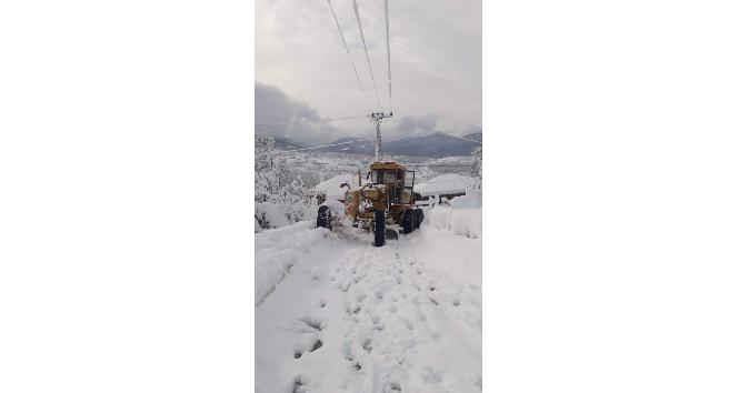 Kar yağışının etkili olduğu Cide ilçesinde 37 köy yolu ulaşıma açıldı