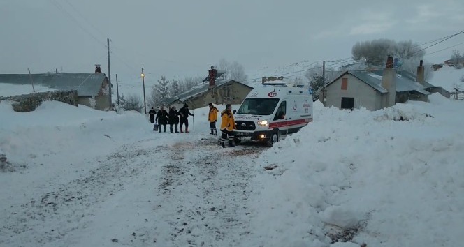 5 saatlik çalışmayla kardan kapanan yol açılarak hasta kadın paletli ambulansla kurtarıldı