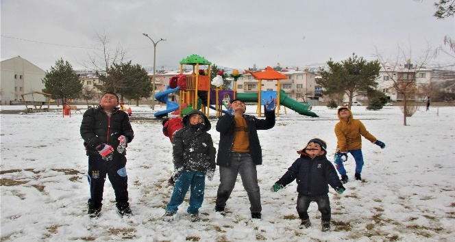 Erzincan’da karın tadını çocuklar çıkardı