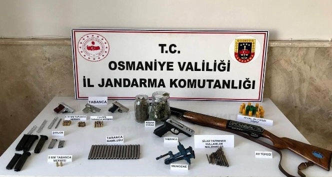 Otomobile silahlı saldırı düzenleyenlerin evinden cephanelik çıktı