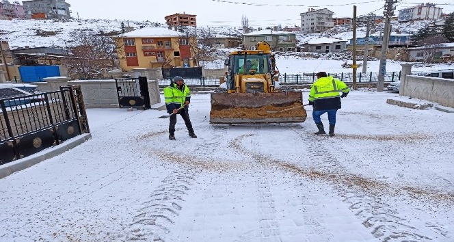 İscehisar’da karla mücadele devam ediyor