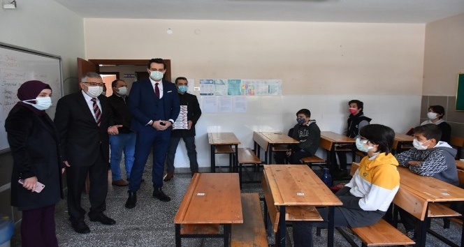 Yüz yüze eğitime başlayan öğrencileri ziyaret ettiler