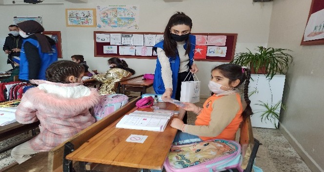 Sınavlardan arta kalan kalem ve silgilerle öğrencilerin yüzünü güldürdüler