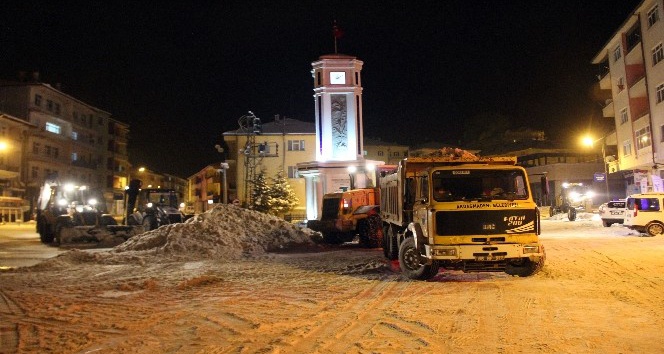 Akdağmadeni’nde kar temizleme çalışmaları başladı