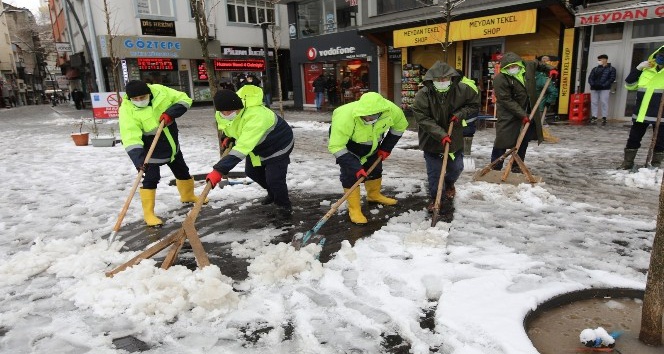 Cadde ve kaldırımlar kardan temizleniyor