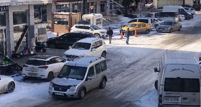 Kars’ta gelişi güzel park edilen araçlar trafiği aksatıyor